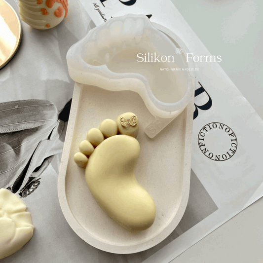 Stopa dziecka z motylem