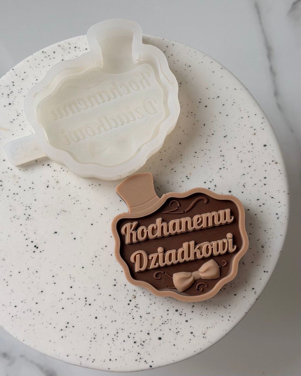 Napis "Kochanemu Dziadkowi"